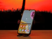 三星Galaxy M15 5G 智能手机评测--AMOLED、广角摄像头和超大电池，售价不到 200 美元