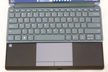 如果键盘沿着顶部边缘定位，那么虚拟点击板和鼠标键会自动出现
