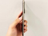 华为 Mate 70 Air 比Apple iPhone Air 厚约一毫米。(图片来源：@Rodent950）