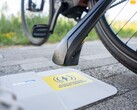 Tiler 的 Compact Tiler 无线电动自行车充电器（如图）在 2025 年欧洲自行车展上展出。(图片来源：Tiler）
