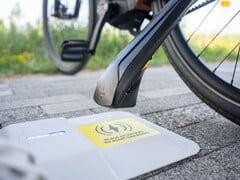 Tiler 的 Compact Tiler 无线电动自行车充电器（如图）在 2025 年欧洲自行车展上展出。(图片来源：Tiler）