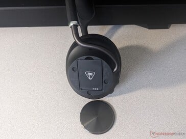 所示为 Turtle Beach Stealth Pro II 的电池更换情况