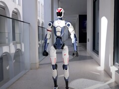 Unitree R1 的起价为 5,900 美元，可能会吸引私人用户。(图片来源：Unitree via YouTube）