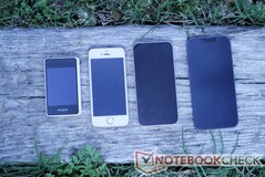 T1 Mini（左）与 iPhone 5/iPhone SE（第一代）、iPhone 13 Mini 和 iPhone 13 的对比（按顺序排列）。