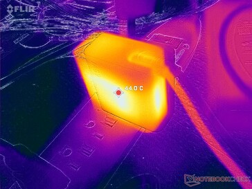 运行高负荷时，交流适配器的温度可达 44 C 以上