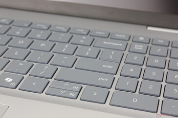 新数字键盘利用了去年 Inspiron 16 Plus 7640 上浪费的空间