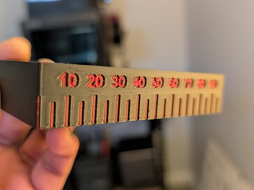 黑色和红色 PLA 材质的迷你方形工具。