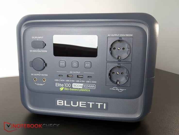 几乎所有端口都位于正面。没有保护盖。