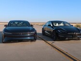 电动车终极对决：25 万美元的 Lucid Air 对阵 11.1 万美元的特斯拉 Model S Plaid。(图片来源：Edmunds Cars via YouTube）