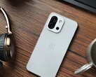 OnePlus 13T 仅配备两个后置摄像头，但在 15T 上可能会有所改变（图片来源：飞兔微博）