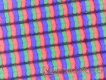 哑光面板的纹理比亮光或 OLED 面板略微细腻一些