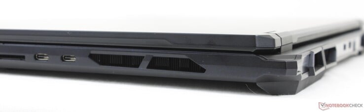 右侧SD 读卡器、2 个 USB-C Thunderbolt 4 接口(带 DisplayPort 和电源传输功能