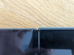 不仅仅是角度问题，Google 保护壳中还有大量额外的塑料材质