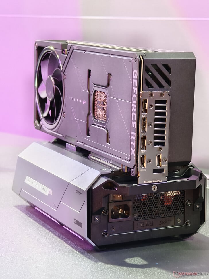 eGPU 底座背面（图片来源：Notebookcheck）