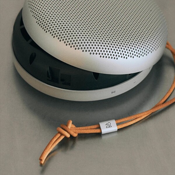 Bang & Olufsen Beosound A1 第三代采用（非用户）可更换电池。(图片来源：Bang & Olufsen）