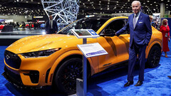 拜登总统在一辆福特野马Mach-E旁边（图片：路透社）。