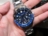 卡西欧 Oceanus OCW-P3000 蓝色手表的正面视图，突显其精致的表盘和双色陶瓷表圈。