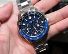 卡西欧 Oceanus OCW-P3000 蓝色手表的正面视图,突显其精致的表盘和双色陶瓷表圈。