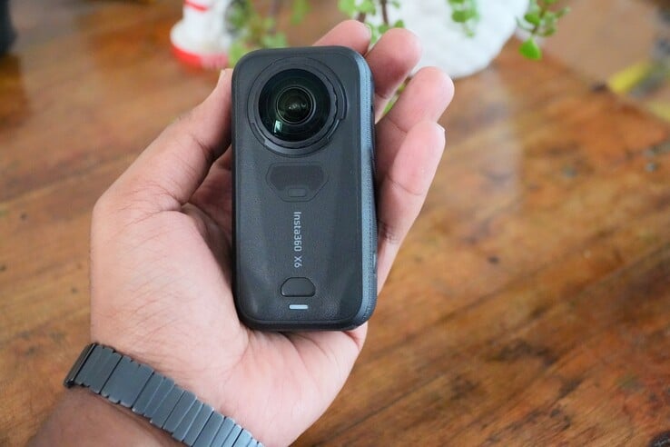 Insta360 X6 采用紧凑型设计
