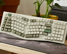 Keychron Q13 Max 是获得新固件的无线键盘之一，具有更新的无线和 RGB 选项