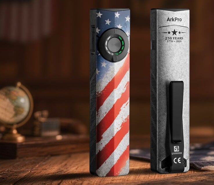 Olight ArkPro 星条旗版手电筒前端配有带三档选择旋钮的拇指开关,后端配有金属口袋夹。
