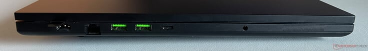左侧:充电口、2.5 GB/s 以太网接口、2 个 USB-A 3.2 Gen.2 接口(10 Gbit/s)、 支持 Thunderbolt 4 的 USB-C 4.0 接口(40 GBit/s,通过集成显卡支持 DisplayPort 2.1,支持 Power Delivery 3.0),3.5 毫米音频插孔