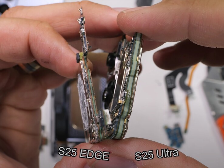 Galaxy S25 Edge 的主板比Galaxy S25 Ultra 的主板薄得多。(图片来源：JerryRigEverything）