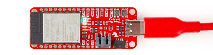 可提供专用的 RGB LED 指示灯