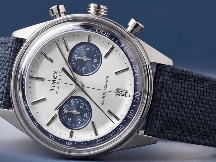Timex Marlin Jet Chronograph 在深色背景下拍摄,展示其穹顶形表镜、测速计表圈、内凹表盘、计时小表盘以及复古未来主义表壳设计。