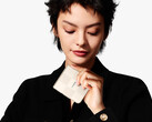 Mix Flip 2 在 Giztop 上的起价为 999 美元。图：折叠手机的宣传图片。(图片来源：小米）