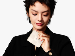 Mix Flip 2 在 Giztop 上的起价为 999 美元。图：折叠手机的宣传图片。(图片来源：小米）