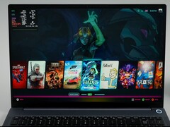 运行 Bazzite 的 AIM MAX+ 笔记本电脑，在启动器中显示了《蜘蛛侠 2》、《Witcher 3 》和《哈迪斯》等游戏。（图片来源：YouTube 上的 ETA PRIME）