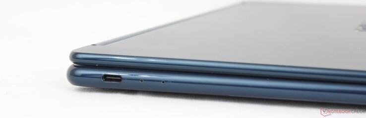 左：USB-C Thunderbolt 4 w/ DisplayPort 2.1 + Power Delivery
