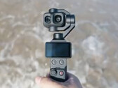 带有两个相机镜头的 DJI Osmo Pocket 4P 特写。