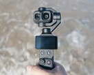 带有两个相机镜头的 DJI Osmo Pocket 4P 特写。