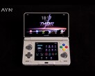 AYN Thor 配备双 AMOLED 触摸显示屏。(图片来源：AYN）