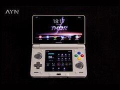AYN Thor 配备双 AMOLED 触摸显示屏。(图片来源：AYN）