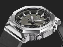 卡西欧 G-Shock GMS2110-1A1 采用金属表圈,图为深色背景。(图片来源:卡西欧)