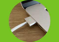 Windows 世界仍无法与 2000 年代由Apple 首次推出的 MagSafe 连接器相抗衡(图片来源:Notebookcheck - 已编辑)