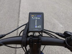 通过配对的智能手机，显示屏可用于导航。