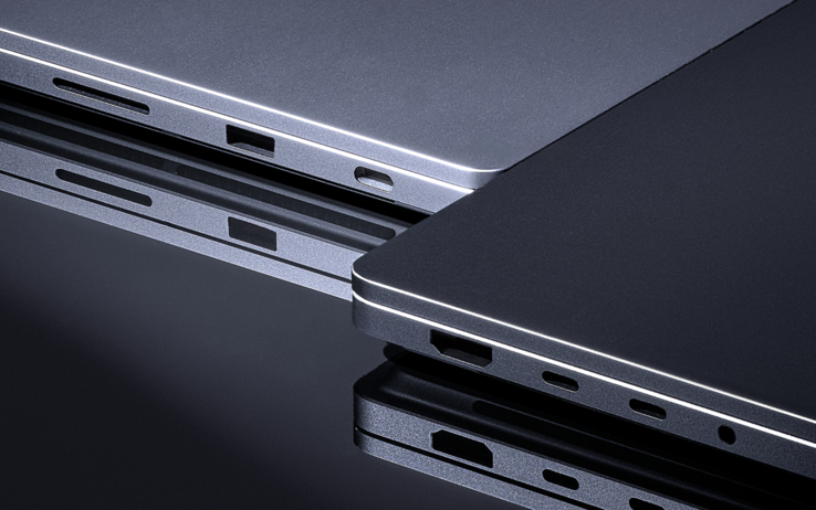 Surface Laptop Ultra 的官方营销图片还显示，右侧的 USB-C 接口更大。