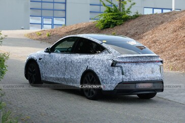 2026 年新款特斯拉 Model Y 在德国纽博格林赛道进行性能测试。