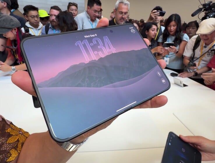 苹果的 iPhone Duo 确实存在明显的折痕，但其纳米纹理表面有助于最大限度地减少折痕的可见度。