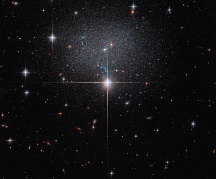 哈勃太空望远镜拍摄的矮星系 ESO 490-017 的图像。