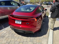 全新 Model 3 性能版将配备赛道模式 V3（图片：TechRidr/Reddit）