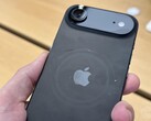 iPhone Air Space 黑色显示屏，MagSafe 区域周围有划痕。(图片来源：Consomac）
