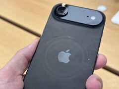iPhone Air Space 黑色显示屏，MagSafe 区域周围有划痕。(图片来源：Consomac）