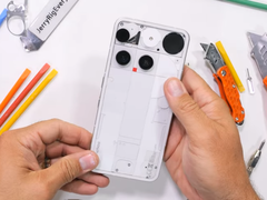 Nothing Phone (3)。(图片来源：JerryRigEverything via YouTube）