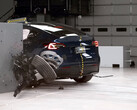特斯拉 Model Y 驾驶员一侧的小重叠碰撞测试。(图片来源：IIHS/YT）