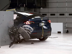 特斯拉 Model Y 驾驶员一侧的小重叠碰撞测试。(图片来源：IIHS/YT）